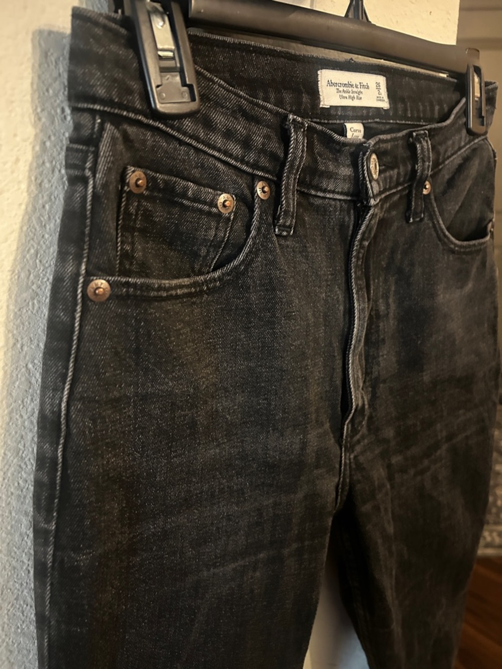 Abercrombie Curve Love High-Rise Black Straight Jeans size 2 Short - Picture 3 of 4